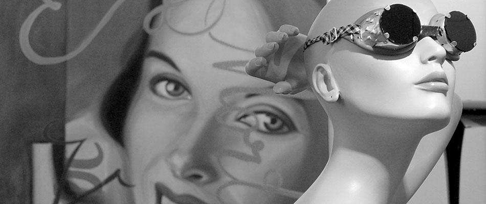 Schaufensterpuppe und Frau von &Ouml;lgem&auml;lde von Martin Eder in der Kreativ-Agentur von Tomm Everett